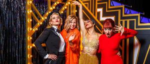 Jessica Ginkel (zweite von links) mit Mitgliedern des Casts von „Berlin Berlin“.