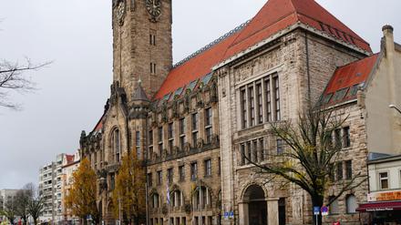 Im Rathaus Charlottenburg stimmte die BVV Charlottenburg-Wilmersdorf über einen Abwahlantrag gegen den Jugendstadtrat ab.