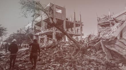 Palästinenser inspizieren die Schäden nach einem israelischen Luftangriff auf ein Haus im südlichen Gazastreifen.