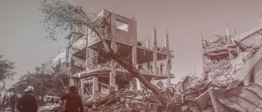 Palästinenser inspizieren die Schäden nach einem israelischen Luftangriff auf ein Haus im südlichen Gazastreifen.