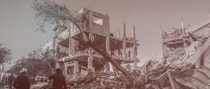 Palästinenser inspizieren die Schäden nach einem israelischen Luftangriff auf ein Haus im südlichen Gazastreifen.