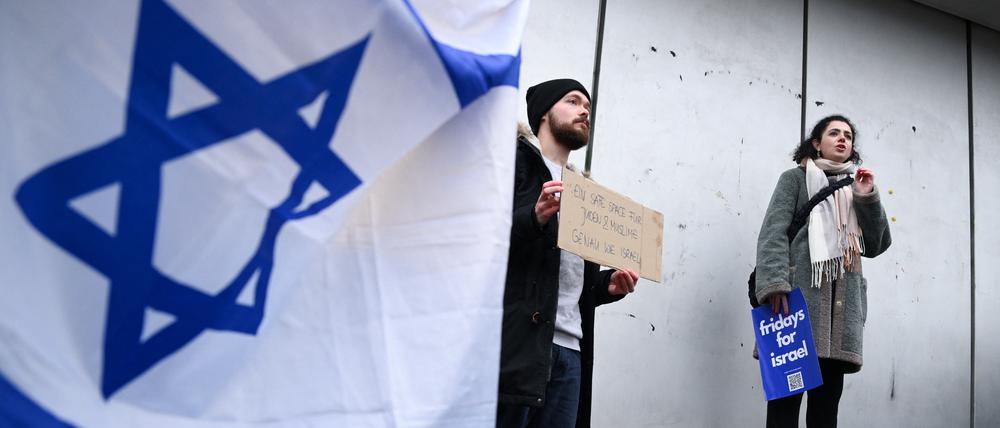 Hanna Veiler von der Jüdischen Studierendenunion Deutschland spricht, während Menschen der Initiative „Freitags für Israel“ einen stillen Protest als Reaktion auf die Besetzung eines Hörsaals durch pro-palästinensische Aktivisten am Vortag an der Freien Universität Berlin, Deutschland, abhalten, 15. Dezember 2023.