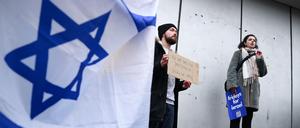 Hanna Veiler von der Jüdischen Studierendenunion Deutschland spricht, während Menschen der Initiative „Freitags für Israel“ einen stillen Protest als Reaktion auf die Besetzung eines Hörsaals durch pro-palästinensische Aktivisten am Vortag an der Freien Universität Berlin, Deutschland, abhalten, 15. Dezember 2023.