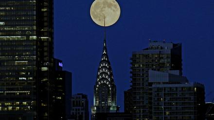Chrysler Building in New York City im Mondschein