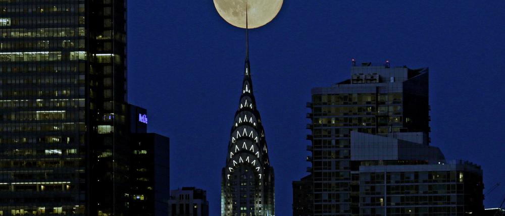 Chrysler Building in New York City im Mondschein