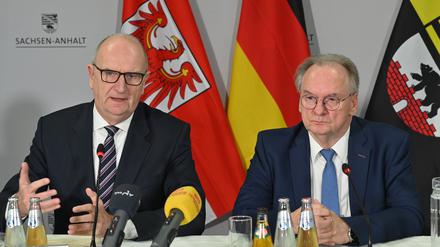 19.12.2023, Sachsen-Anhalt, Holzdorf-Schönewalde: Auf einer Pressekonferenz im Fliegerhorst Holzdorf-Schönewalde informieren Dietmar Woidke (SPD, l), Ministerpräsident von Brandenburg, und Reiner Haseloff (CDU, r), Ministerpräsident von Sachsen-Anhalt, über die Ergebnisse der gemeinsamen Kabinettssitzung. Foto: Bernd Settnik/dpa +++ dpa-Bildfunk +++