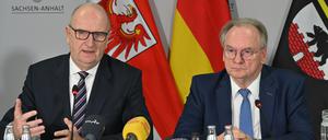Dietmar Woidke (SPD, l.), Ministerpräsident von Brandenburg, und Reiner Haseloff (CDU, r.), Ministerpräsident von Sachsen-Anhalt (Archivbild)