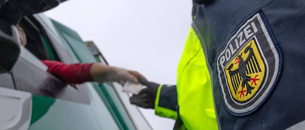 Grenzkontrolle durch die Bundespolizei gegen Schleuser, illegale Migranten und allgemeine Kriminalität an einem Grenzübergang zu Tschechien.