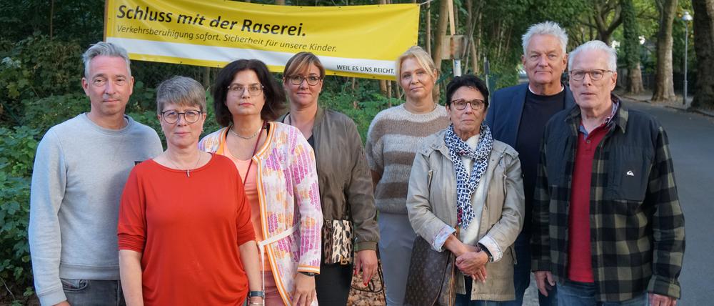Anwohner des Machandelwegs in Berlin-Westend protestieren gegen Verkehrslärm, zu dem das nahe gelegene BVG-Ausbildungszentrum beiträgt.