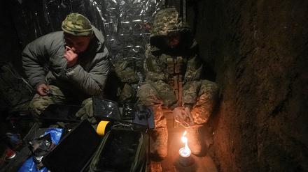Ukrainische Soldaten nahe Bachmut. 