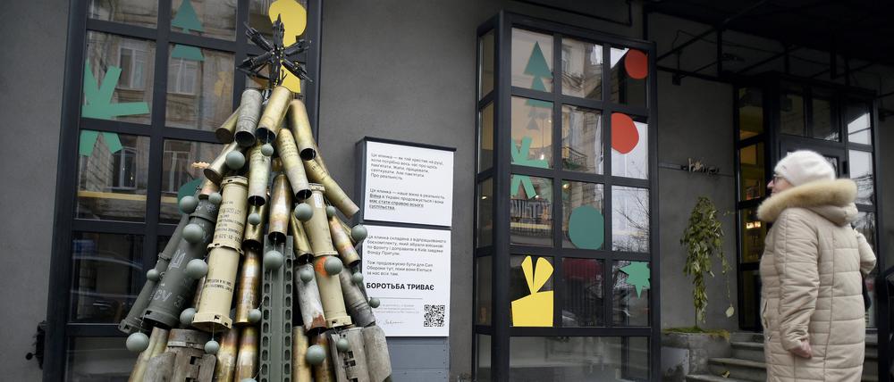 Weihnachtsgrauen. Eine Installation aus Geschützhülsen in Kyjiw.