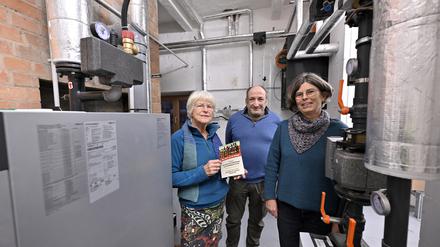 Wollen weg von Gas- und Ölheizungen: Eva Wieczorek, Peter Schüler und Sophie Haebel von der Initiative Wärmewende im Heizungskeller der Scholle 51.