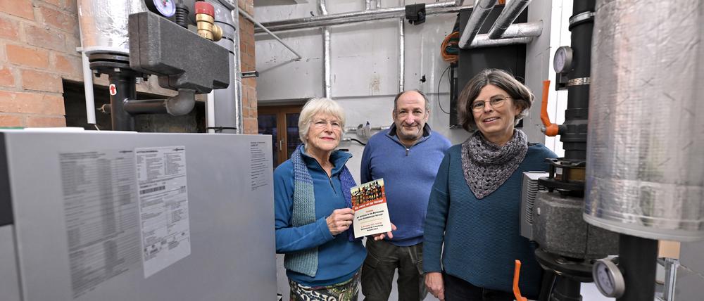 Wollen weg von Gas- und Ölheizungen: Eva Wieczorek, Peter Schüler und Sophie Haebel von der Initiative Wärmewende im Heizungskeller der Scholle 51.