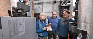 Wollen weg von Gas- und Ölheizungen: Eva Wieczorek, Peter Schüler und Sophie Haebel von der Initiative Wärmewende im Heizungskeller der Scholle 51. 