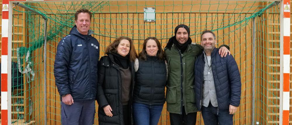 Eltern haben in Berlin-Charlottenburg den Fußballverein Borussia 19 gegründet. Zum Vorsitzenden wählten sie Chafeai El Mellouki (2. von rechts.).