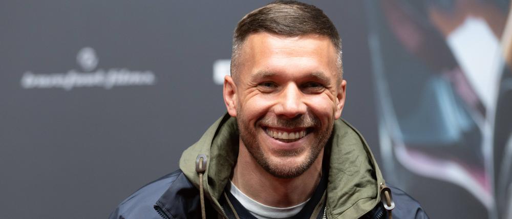 Lukas PODOLSKI, Fussballspieler, Roter Teppich, Red Carpet Show, Ankunft, arrival, Filmpremiere Manta Manta am 27.03.2023 in Koeln, *** Lukas PODOLSKI, football player, red carpet, red carpet show, arrival, arrival, film premiere Manta Manta on 27 03 2023 in Cologne,