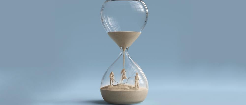 Schon wieder ein Jahr vorbei! Im Interview verrät Zeitforscher Jonas Geißler, warum die Zeit uns manchmal davonrennt, wie wir im Alltag besser damit umgehen und mit welchen Tricks sich das Leben länger anfühlt.