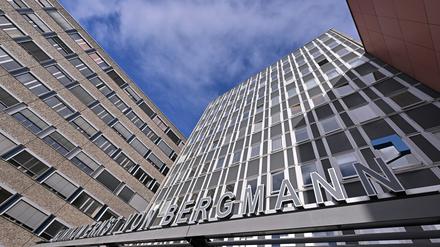 Potsdam, 07.11.2023 / Lokales / Klinikum Ernst von Bergmann, EvB, Krankenhaus, Aussenansicht, Foto: Ottmar Winter PNN ACHTUNG: Foto ist ausschließlich für redaktionelle Berichterstattung der PNN und des TGSP! Eine kommerzielle Nutzung, z.B. Werbung, ist ausgeschlossen. Die Weitergabe an nicht autorisierte Dritte, insbesondere eine weitergehende Vermarktung über Bilddatenbanken, ist unzulässig.