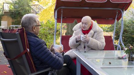 Die ehrenamtlichen Begleiterinnen und Begleiter spielen für die Gäste des Diakonie Hospiz Wannsee eine wichtige Rolle.