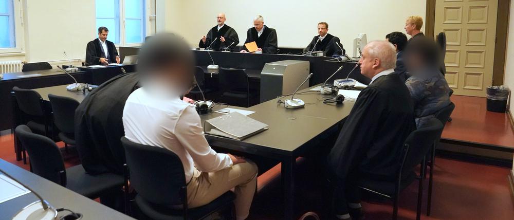 Die angeklagten syrischen Brüder (3.v.l und r) sitzen zu Beginn des Prozesses wegen mutmaßlicher Vorbereitung eines Sprengstoffanschlags neben ihren Anwälten im Sitzungssaal im Strafjustizgebäude. (Archivbild).