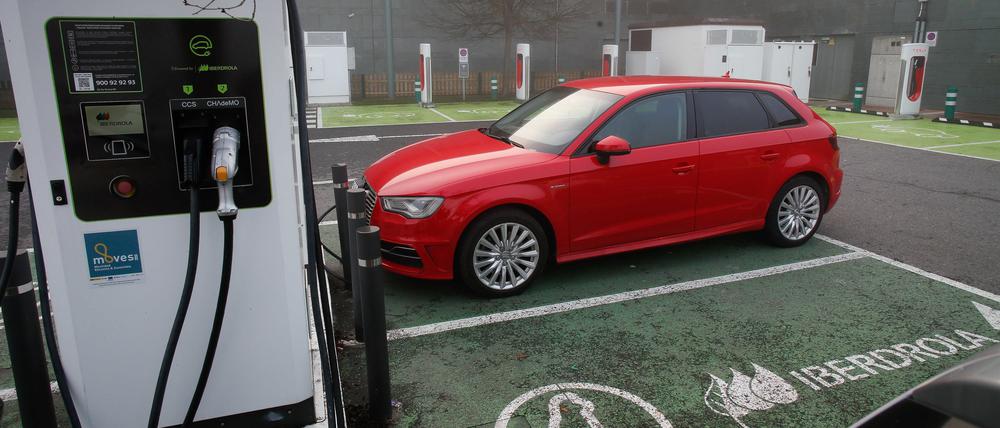 Ein Auto steht an einer Ladestation.
