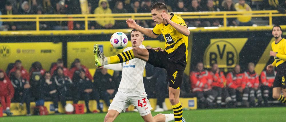 Nico Schlotterbeck (vorne) im Duell mit dem Mainzer Brajan Gruda.