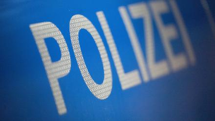 Der Schriftzug „Polizei“ auf der Karosserie eines Polizeifahrzeugs. (Symbolbild) Potsdam