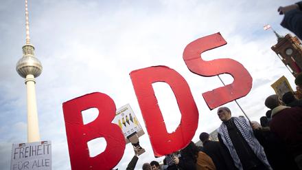 Demonstranten bei einer Demontration in Berlin im November 2023 halten den Schriftzug „BDS“ hoch. 