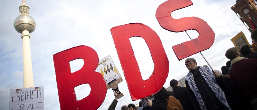 Demonstranten bei einer Demontration in Berlin im November 2023 halten den Schriftzug „BDS“ hoch. 