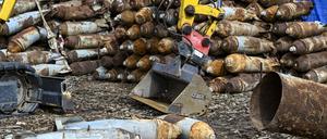 ARCHIV - 09.08.2023, Brandenburg, Neuglienicke: Munition aus russischer Produktion ist auf dem ehemaligen Truppenübungsplatz in der Kyritz-Ruppiner Heide zu sehen. Fast 80 Jahre nach dem Ende des Zweiten Weltkrieges kommt die Beseitigung von Kampfmitteln Brandenburg noch immer teuer zu stehen. Im vergangenen Jahr erstattete das Land den Kommunen rund 517 000 Euro für die Entsorgung von Bomben und Munition. (zu dpa «Kriegsaltlasten kommen Brandenburg noch immer teuer zu stehen») Foto: Jens Kalaene/dpa +++ dpa-Bildfunk +++