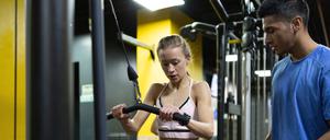 Einfach nur loslegen sollte man nicht im Fitnessstudio. Beratung und Respekt vor den Geräten sind wichtig.