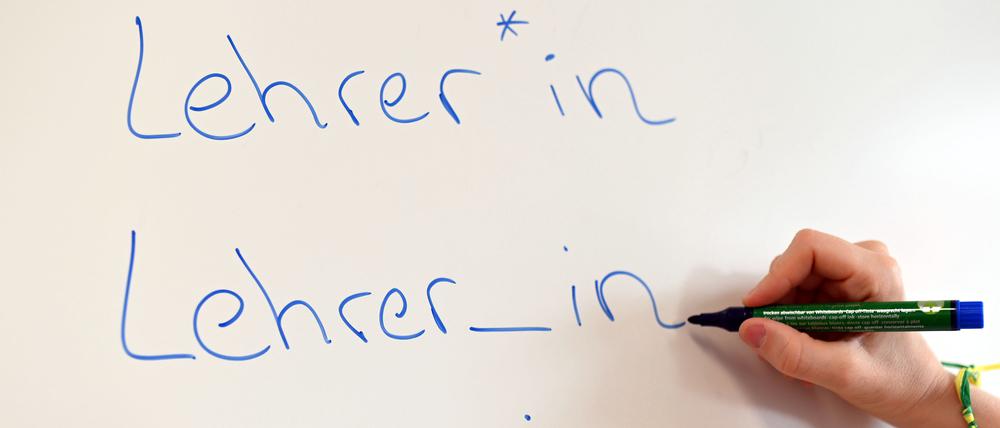 Gendern auf einer Tafel.