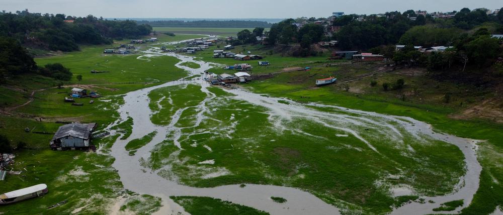 Schwimmfähige Häuser und Boote sind wegen des niedrigen Pegelstands des Rio Negro, einem großen Nebenfluss des Amazonas, auf Grund gelaufen.