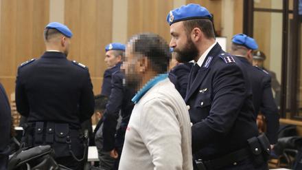 Der Vater des ermordeten Mädchens vor Gericht.