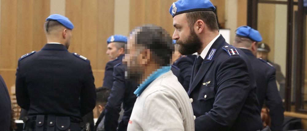 Der Vater des ermordeten Mädchens vor Gericht.
