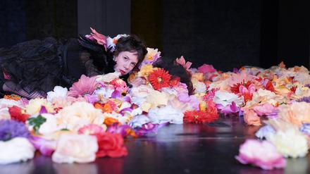 Wenn nur noch Kunstblumen wachsen. „Schwemmholz“ mit Marie-Thérèse Fontheim, Hannah von Peinen und Natalie Mukherjee.