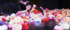 Wenn nur noch Kunstblumen wachsen. „Schwemmholz“ mit Marie-Thérèse Fontheim, Hannah von Peinen und Natalie Mukherjee.