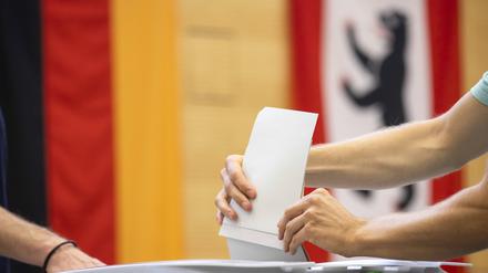 Einwurf der Stimmzettel in eine Wahlurne in Berlin am 26. September 2021. (Symbolbild)