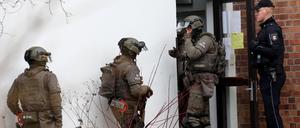 Eine Spezialeinheit der Polizei kommt bei einer geplanten Abschiebung aus einem Kirchengebäude zum Einsatz. 