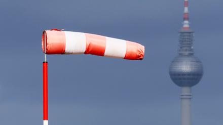 Ein Windsack weht bei stürmischem Wind auf dem Tempelhofer Feld. 