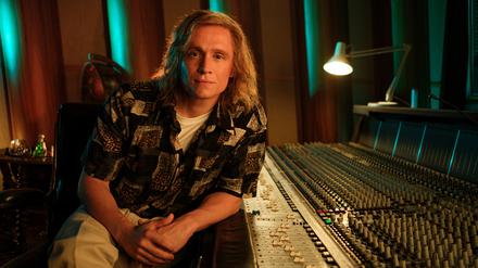 Matthias Schweighöfer als Musikproduzent Frank Farian im Milli-Vanilli-Biopic „Girl You Know It’s True“.