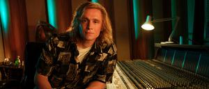 Matthias Schweighöfer als Musikproduzent Frank Farian im Milli-Vanilli-Biopic „Girl You Know It’s True“.