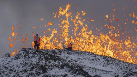 Bis zu 1400 Grad heiß ist die Lava, wenn sie in Island an die Erdoberfläche schießt, hier ein Bild aus dem Dezember 2023.