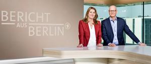 Zwei und ein „Bericht aus Berlin“: Tina Hassel und Matthias Deiß.