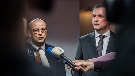 Wann finden sie wieder zueinander? DB-Personalvorstand Martin Seiler beantwortet eine Frage im Beisein von GDL-Chef Claus Weselsky.