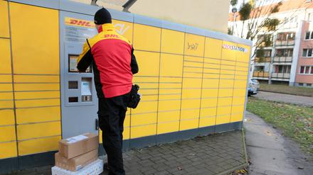 Die DHL besitzt bundesweit 13.000 gelbe Automaten, diese steht in Potsdam.