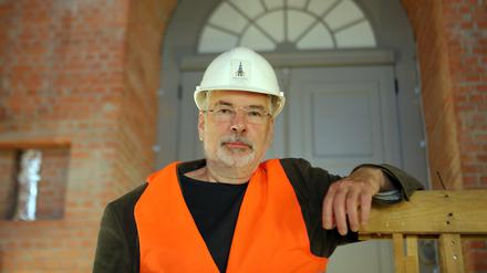 Wieland Eschenburg, Vorstand der Stiftung Garnisonkirche Potsdam, im Altarraum der Kirchenbaustelle.