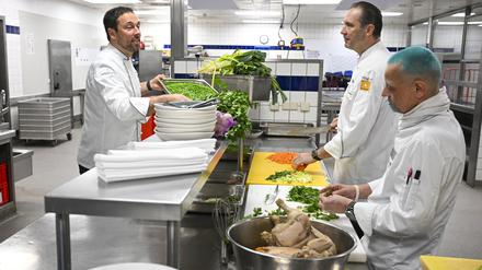 InterContinental Küchenchef Henning Drenkhahn (v.l.n.r.), Sterne-Koch Eberhard Lange und Stadtmissionskoch Klaus Hoppe kochen zu Weihnachten für obdachlose Menschen im Hotel Intercontinental Berlin. Ausgegeben wird das Essen zwischen Weihnachten und Neujahr an insgesamt acht Abenden in den Notunterkünften der Berliner Stadtmission.