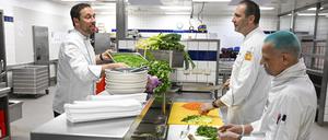 InterContinental Küchenchef Henning Drenkhahn (v.l.n.r.), Sterne-Koch Eberhard Lange und Stadtmissionskoch Klaus Hoppe kochen zu Weihnachten für obdachlose Menschen im Hotel Intercontinental Berlin. Ausgegeben wird das Essen zwischen Weihnachten und Neujahr an insgesamt acht Abenden in den Notunterkünften der Berliner Stadtmission.