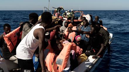 Menschen retten sich im Mittelmeer vor Libyen auf die „Ocean Viking“. (Archivbild)